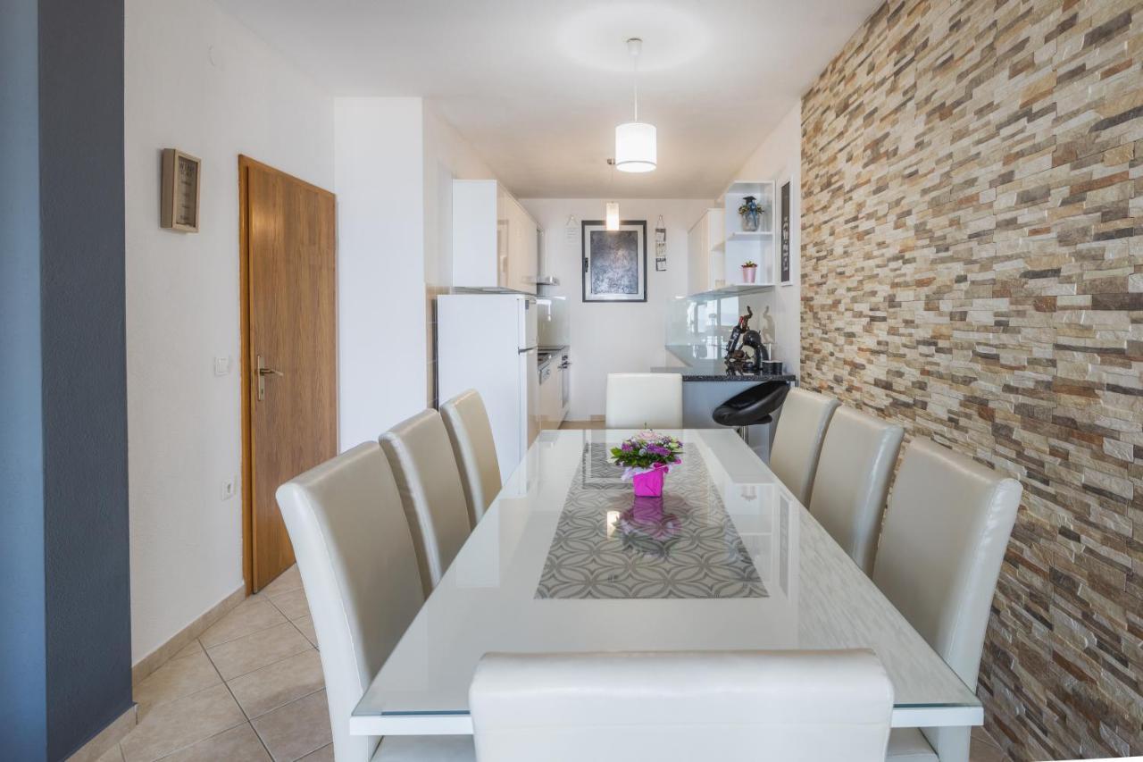 Apartment Dany - Free Beach Parking Makarska Kültér fotó